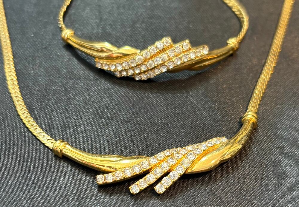 Vintage Avon Gold Tone Rhinestone Necklace & Bracelet Set Size 7.25”